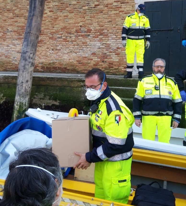 comunevenezia's tweet photo. #coronavirus 

Anche questa mattina i volontari della #ProtezioneCivile del Comune di #Venezia sono al lavoro per portare la spesa alle persone anziane  e in difficoltà 

✅Un aiuto concreto ai tempi dell’emergenza #COVID19 https://t.co/GHDQdwqC6H