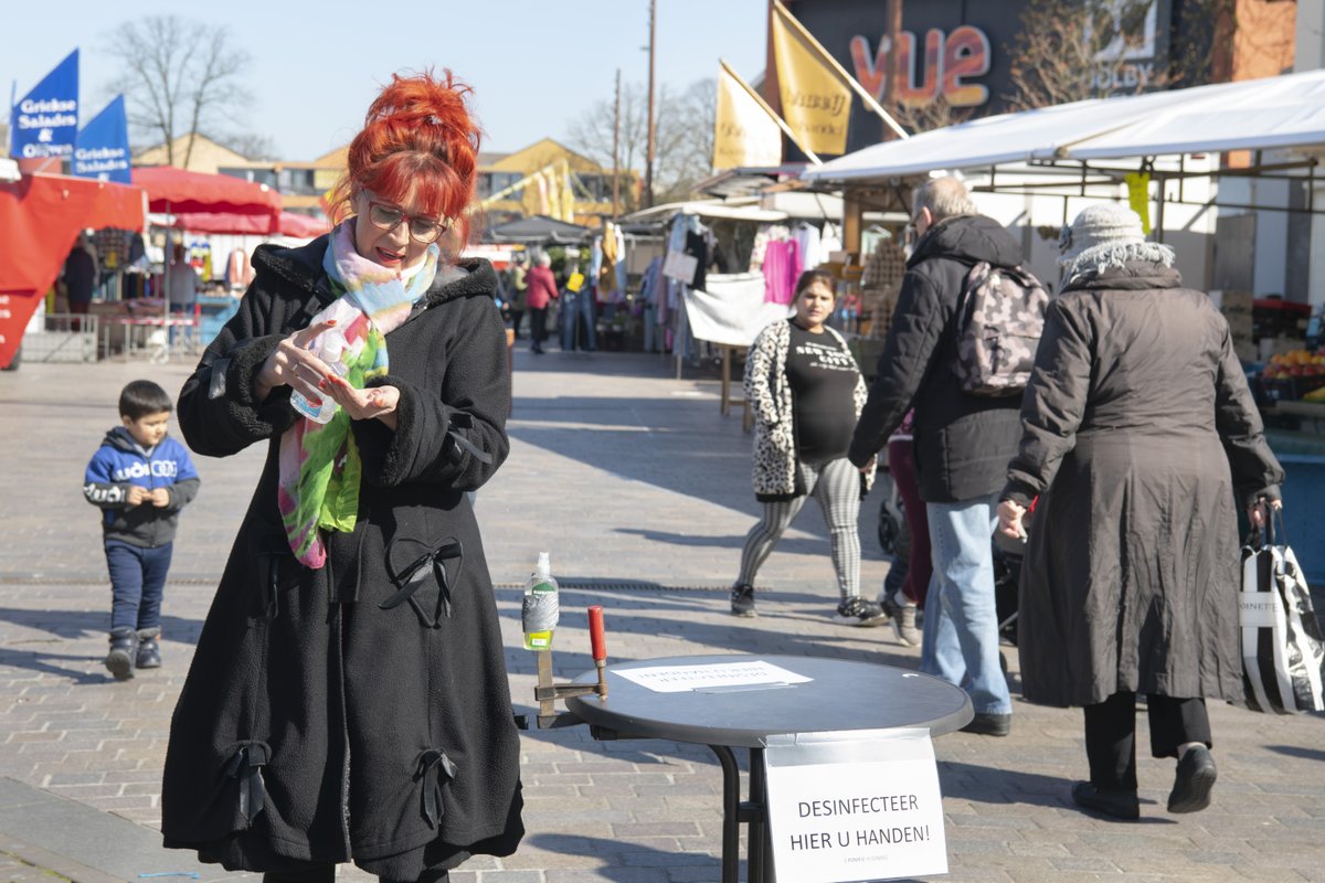 Vandaag is er markt.  @pieterbroertjes  en  <a href="/marktmeester035/">MarktMeester</a> "Maar wel met brede gangpaden, desinfectiemiddelen en beveiligers om te helpen met de 1,5 meter afstand." #blijfthuis of kom alleen! #1,5meter #zorgvoorelkaar