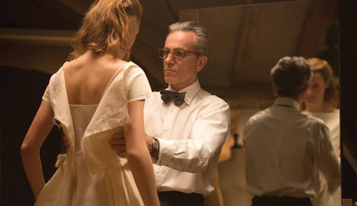 ไปอยู่ไหนมา! เพิ่งได้ดู phantom thread ทางเน็ตฟลิกซ์ เป็นหนังรักที่มีความสัมพันธ์ประหลาดมากกก เป็นเรื่องของการแชร์พื้นที่ตรงกลางและแบ่งปันอำนาจกันและกันด้วยวิธีการที่ชีวิตคู่รักคนปกติเค้าไม่ทำกันแบบนี้  ตอนนี้กลายเป็นหนังรักในดวงใจของเราไปแล้ว