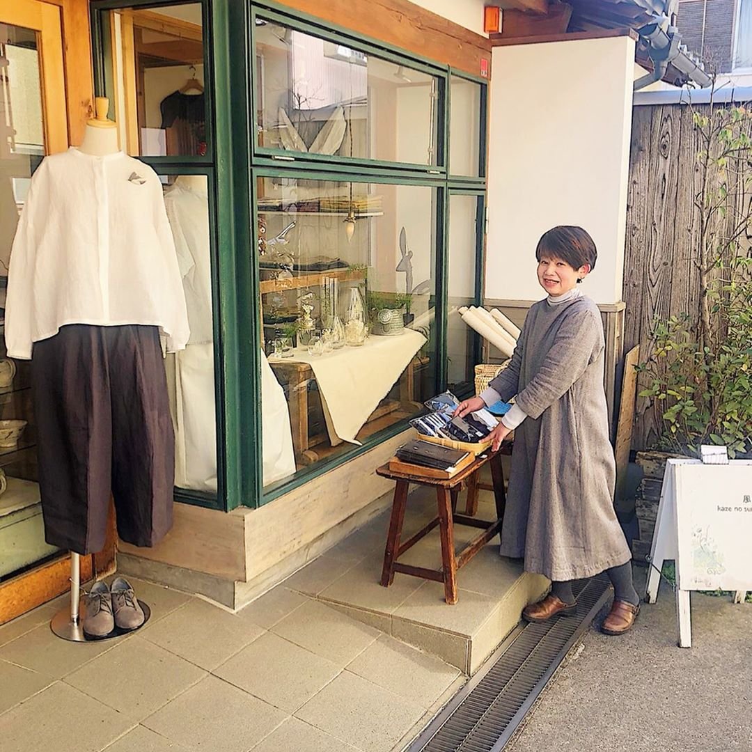 Kaze No Sumika 風の栖には身長が147cmの スタッフがいるんです 小柄さんなのですが いつも素敵な着こなしでみんなを驚かせてくれます とくにこのワンピース 長すぎない丈感と インナーや靴下との バランスがきれいでお客さまからもお褒めの言葉を