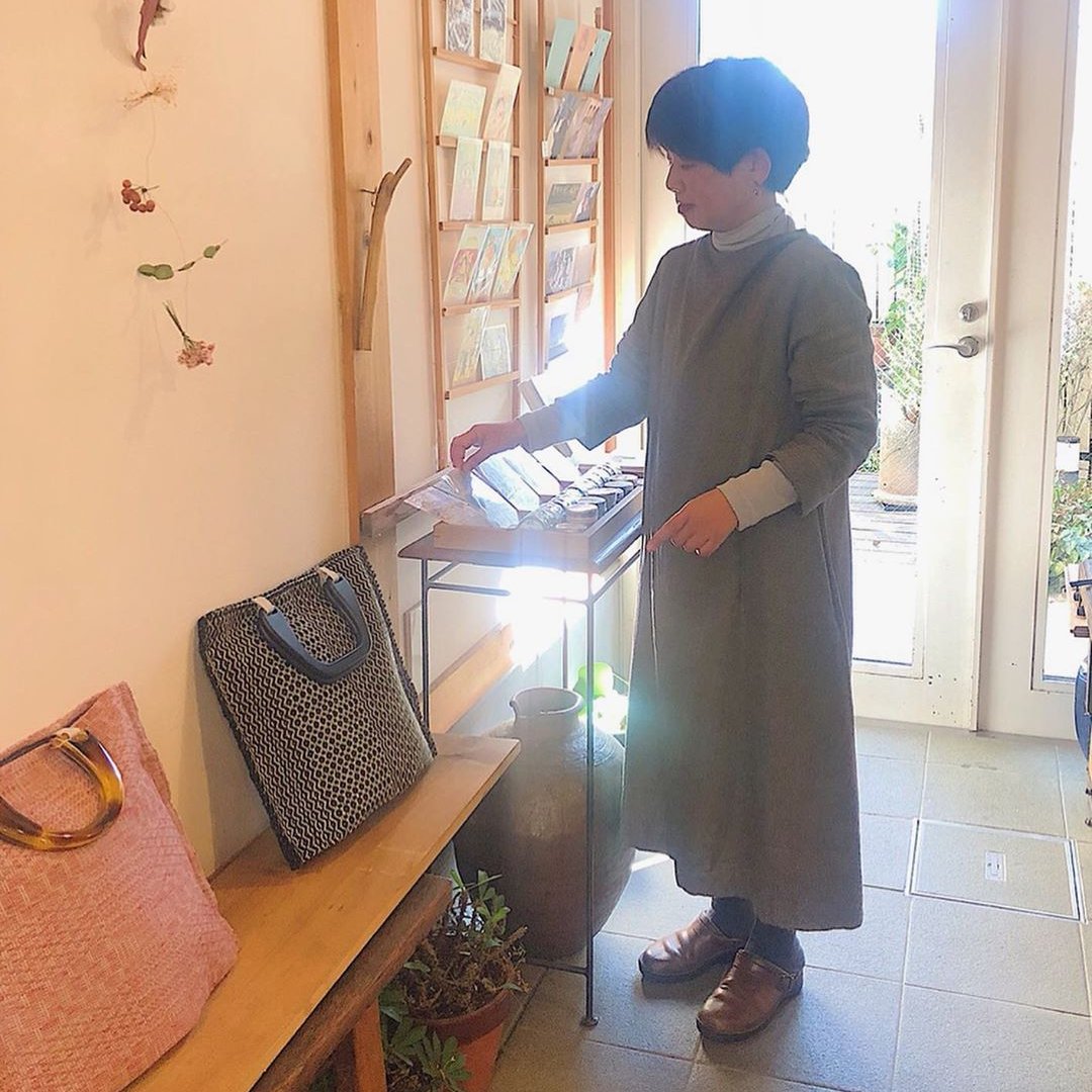 Kaze No Sumika 風の栖には身長が147cmの スタッフがいるんです 小柄さんなのですが いつも素敵な着こなしでみんなを驚かせてくれます とくにこのワンピース 長すぎない丈感と インナーや靴下との バランスがきれいでお客さまからもお褒めの言葉を