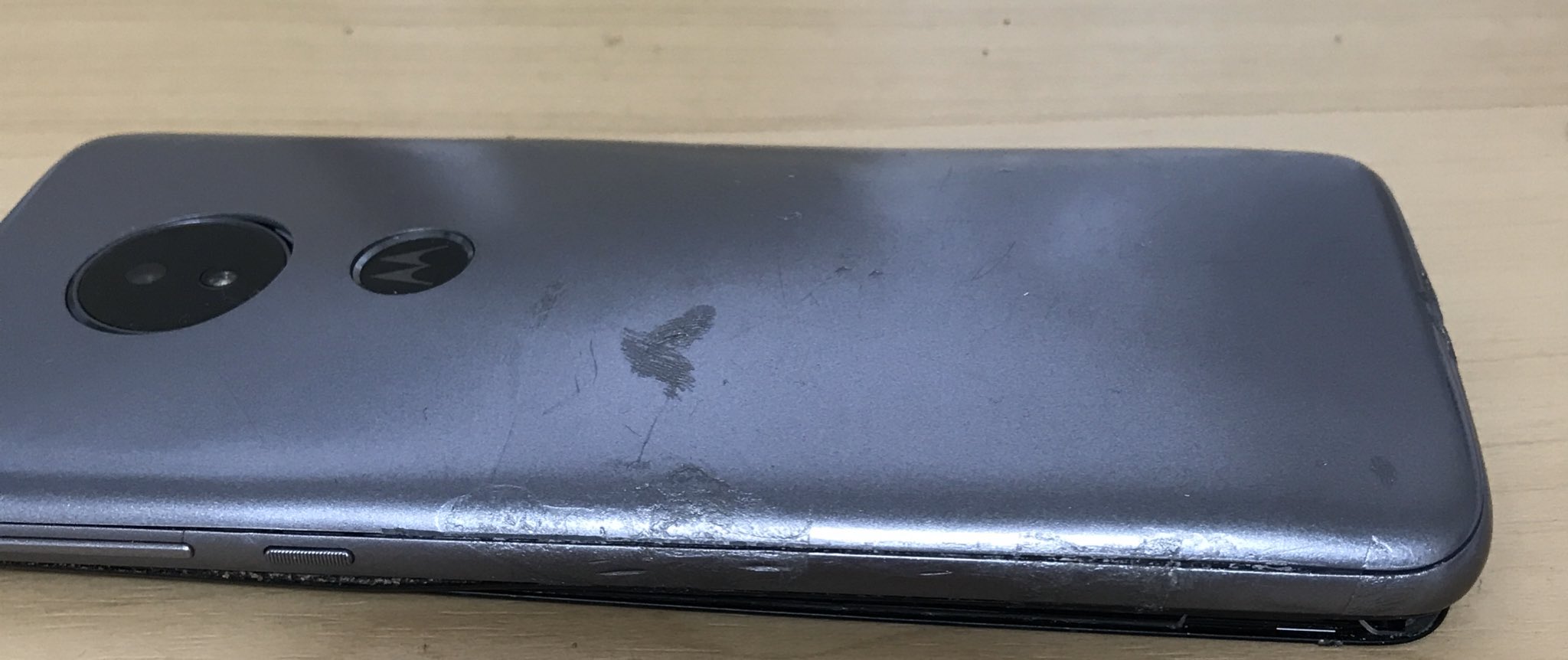 バリ木 Nowar Motorola E5 バッテリー膨張 昔使ってたスマホ とってあるなら今一度確認してください バッテリーがハマグリみたいに膨張している可能性があります 最悪発火する らしい のでこうなる前に電池交換するか捨てるかしましょう 拡散希望