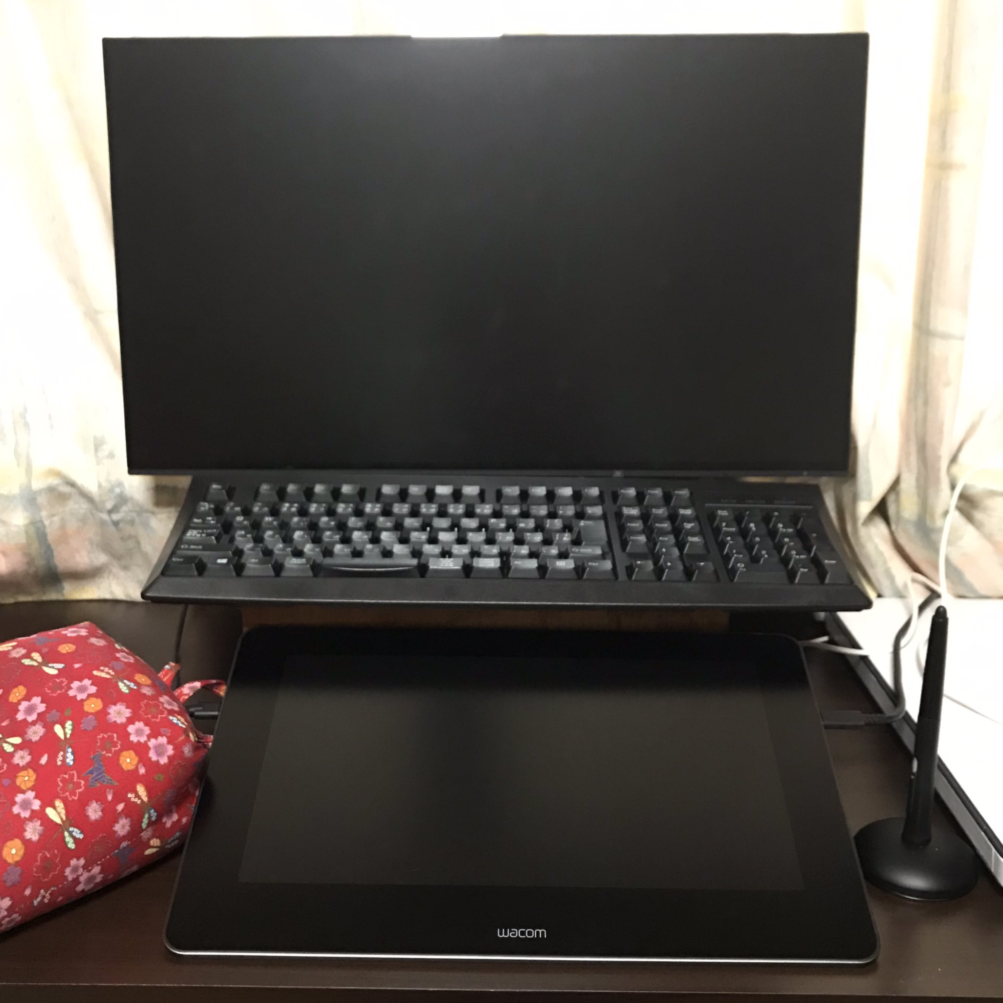 幸坊 デジタル環境もようやっと最適化できたかな 液タブにしてから キーボードの置き場所 板タブの時はタブレットの奥にキーボード を置いていたが 液タブは傾斜が付くのでタブレットの奥にキーボードを置くと使い辛い に困っていたのだが これでマシに 幸坊 デジタル環境もようやっと最適化できたかな 液タブにしてから キーボードの置き場所 板タブの時はタブレットの奥にキーボード を置いていたが 液タブは傾斜が付くのでタブレットの奥にキーボードを置くと使い辛い に困っていたのだが これでマシに