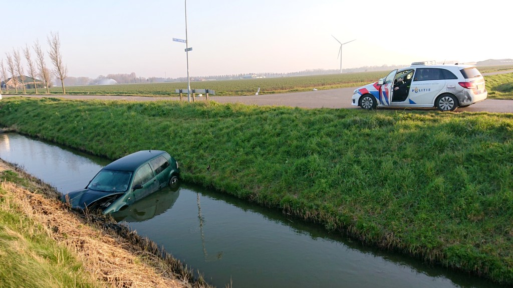 Auto te water langs de Gerrit de Vriesweg Andijk..