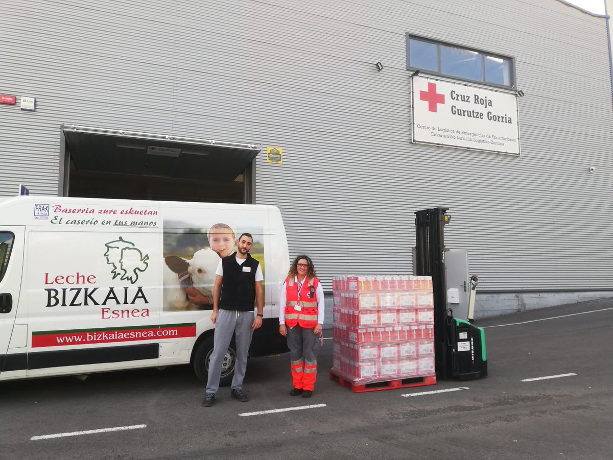 CruzRojaBizkaia's tweet photo. La #solidaridad de empresas vascas es fundamental para poder continuar nuestra labor humanitaria en estos tiempos difíciles.
Esta vez de @bizkaiaesnea, donando leche para repartir entre los/as usuarios de nuestros recursos.
Eskerrik asko!
Donaciones ➡ empresasbizkaia@cruzroja.es https://t.co/ujlnFekgta