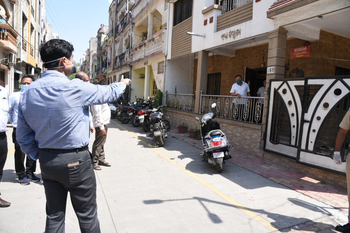 CommissionerSMC's tweet photo. આજે શહેરનાં વિવિધ શાકભાજી અને ફળ માર્કેટ ત્યારબાદ સમરસ હોસ્ટેલ અને ક્વોરેન્ટાઇનના કેસ જોયા અને તે પછી અન્નપૂર્ણા ટ્રસ્ટ અને સેવા ટ્રસ્ટ દ્વારા જરૂરિયાતમંદ શ્રમિકોને અપાઇ રહેલ ભોજનની સુવિધાનું અવલોકન કર્યું હતું સુરત મહાનગરપાલિકાનું મિશન #CoronaKoHarana #SuratReadyToFight #COVID19 https://t.co/yRhZwhUbEJ
