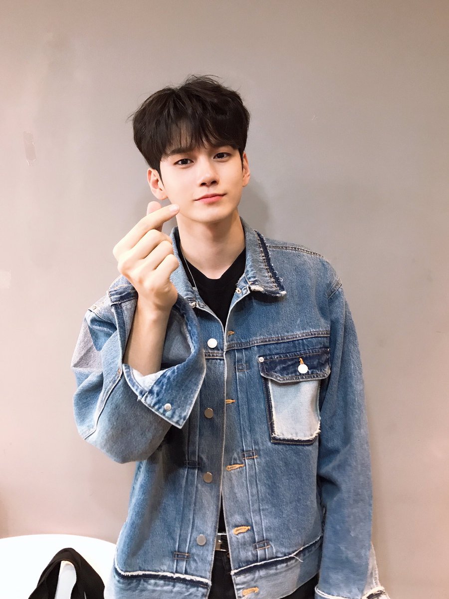 ✨ 200328 쇼음악중심 #옹성우 ✨

무대 위 옹성우의 시크한 카리스마와
숨길 수 없는 스윗함에 오늘도 심쿵💘
함께 해주신 위로 여러분 모두모두 감사합니다💕
내일 인기가요도 많이 기대해주세요🙏🏻

#ONGSEONGWU