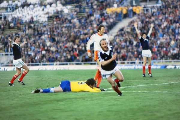 74frankfurt's tweet photo. Archie Gemmill scores for Scotland against Holland at the 1978 World Cup in Argentina. https://t.co/hJvWX8hhqe