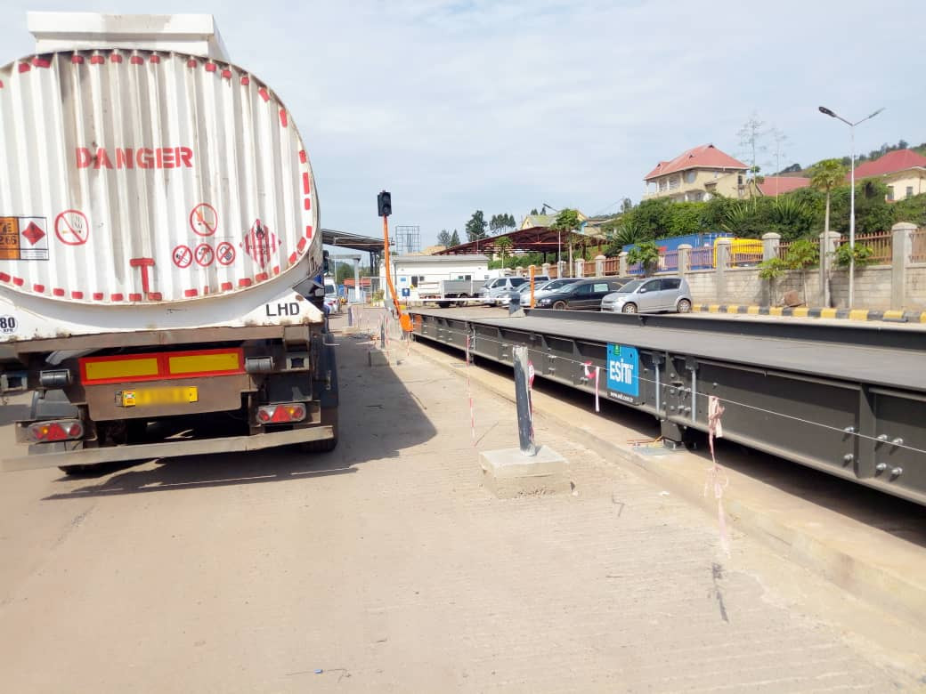  Seuls les camionneurs et leurs convoyeurs sont autorisés à continuer leur voyage sans passer par le confinement à  #Kobero (poste  #Burundi- #Tanzania). Sur place, les camionneurs affirment qu'après "un test de ", ils continuent le voyage sans s'inquiéter #CoronaVirusUpdate