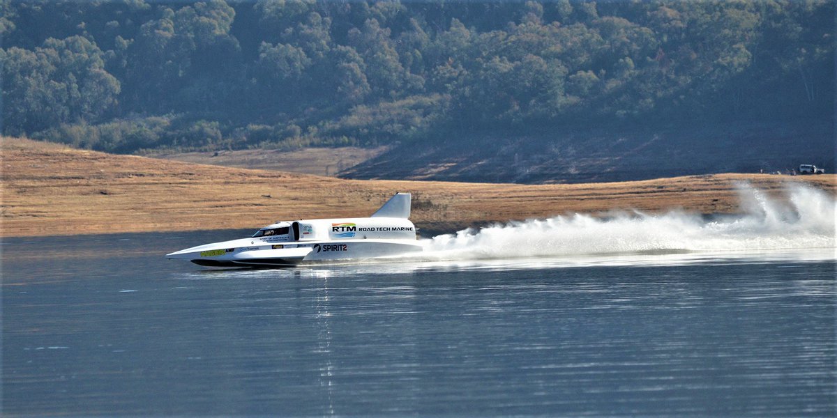 fieggentrio's tweet image. Spirit of Australia bit.ly/2UmNqOS

Spirit of Australia is een houten speedboot gebouwd in een tuin van Sydney, door Ken Warby, die op 8 okt 1978 brak en het wereldsnelheidsrecord bereikte

#SpiritofAustralia #speedboot #speedboat #bateaurapide #Schnellboot #lancharápida