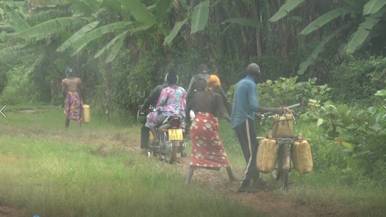 TV1Rwanda's tweet photo. Bamwe mu batuye umurenge wa #Runda bavuga ko benshi mu bagore bahatuye bakibyarira mu ngo no ku nzira,abarwayi benshi ngo barembera mu ngo bafite #mituel, ngo bitewe nuko nta bitaro bafite.Ubuyobozi bw'akarere ka @Kamonyi buvuga ko buri gushaka uburyo bwo kuhashyira post de sante https://t.co/R4KcQCVbZm