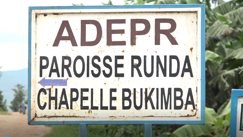 TV1Rwanda's tweet photo. Bamwe mu batuye umurenge wa #Runda bavuga ko benshi mu bagore bahatuye bakibyarira mu ngo no ku nzira,abarwayi benshi ngo barembera mu ngo bafite #mituel, ngo bitewe nuko nta bitaro bafite.Ubuyobozi bw'akarere ka @Kamonyi buvuga ko buri gushaka uburyo bwo kuhashyira post de sante https://t.co/R4KcQCVbZm