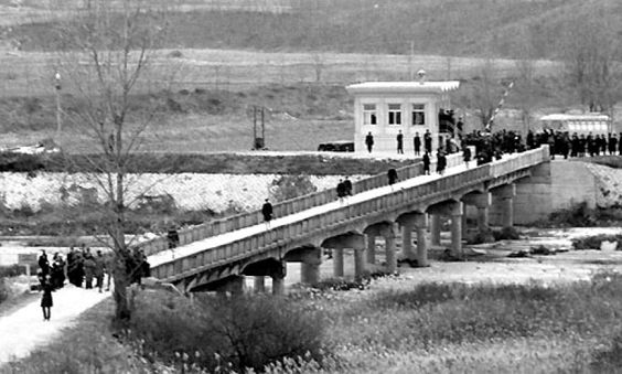 Korean_DMZ_Vets's tweet photo. Bridge of No Return - First photo is from 1953, returning of the POWs. 2nd photo is from 2015. See how the vegetation has grown in the 62 years.
#upontheZ #koreandmzvets #dmz #mdl #bridgeofnoreturn #korea #rok #koreanwar #koreandmz https://t.co/XGZ9RKxkqd