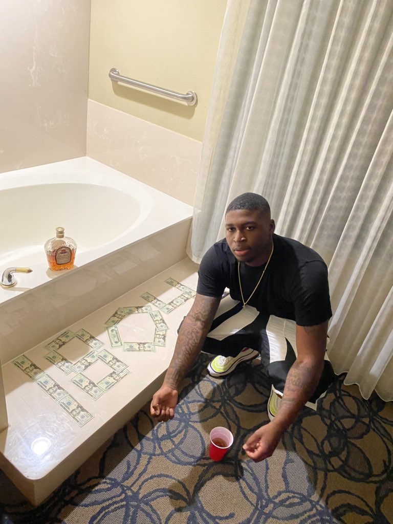 bankrollpeezy's tweet image. I don’t do no burglary’s I specialize in kick doe 🦍🎂 #LLD💔 #LLR🏁💔 #Longlivetony💙 #Ltmlexx💙 #FlameOnForever🕊