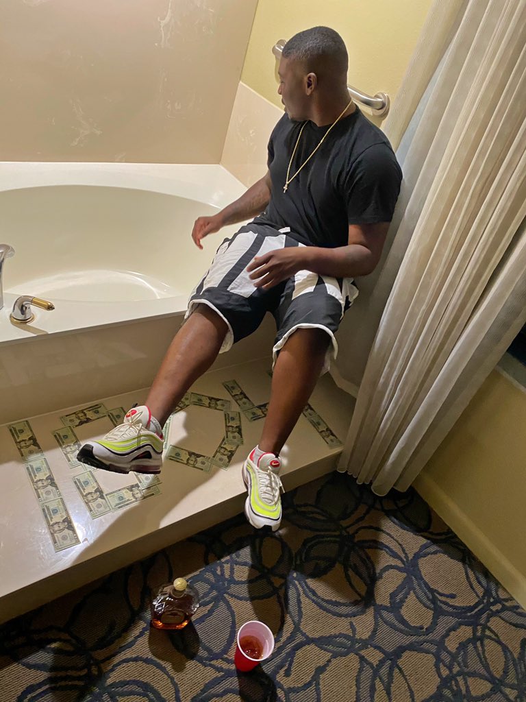 bankrollpeezy's tweet image. I don’t do no burglary’s I specialize in kick doe 🦍🎂 #LLD💔 #LLR🏁💔 #Longlivetony💙 #Ltmlexx💙 #FlameOnForever🕊