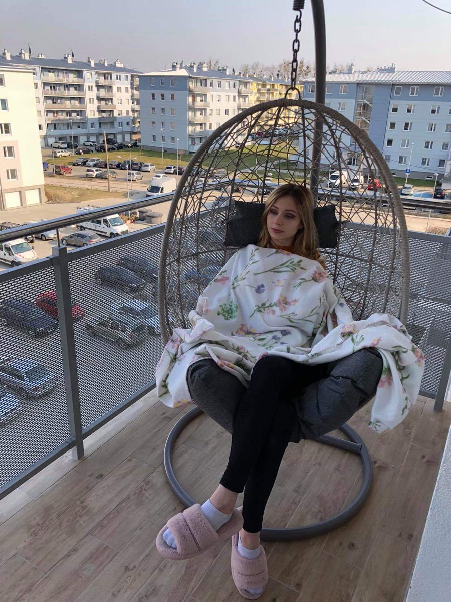 kasiuls's tweet photo. Chill na balkonie😃 jakbyście się zastanawiali czemu mam takie ciemne oko, to @kaszubowskii dziś robił mi make-up😂😂 https://t.co/4WdKsn7TGn