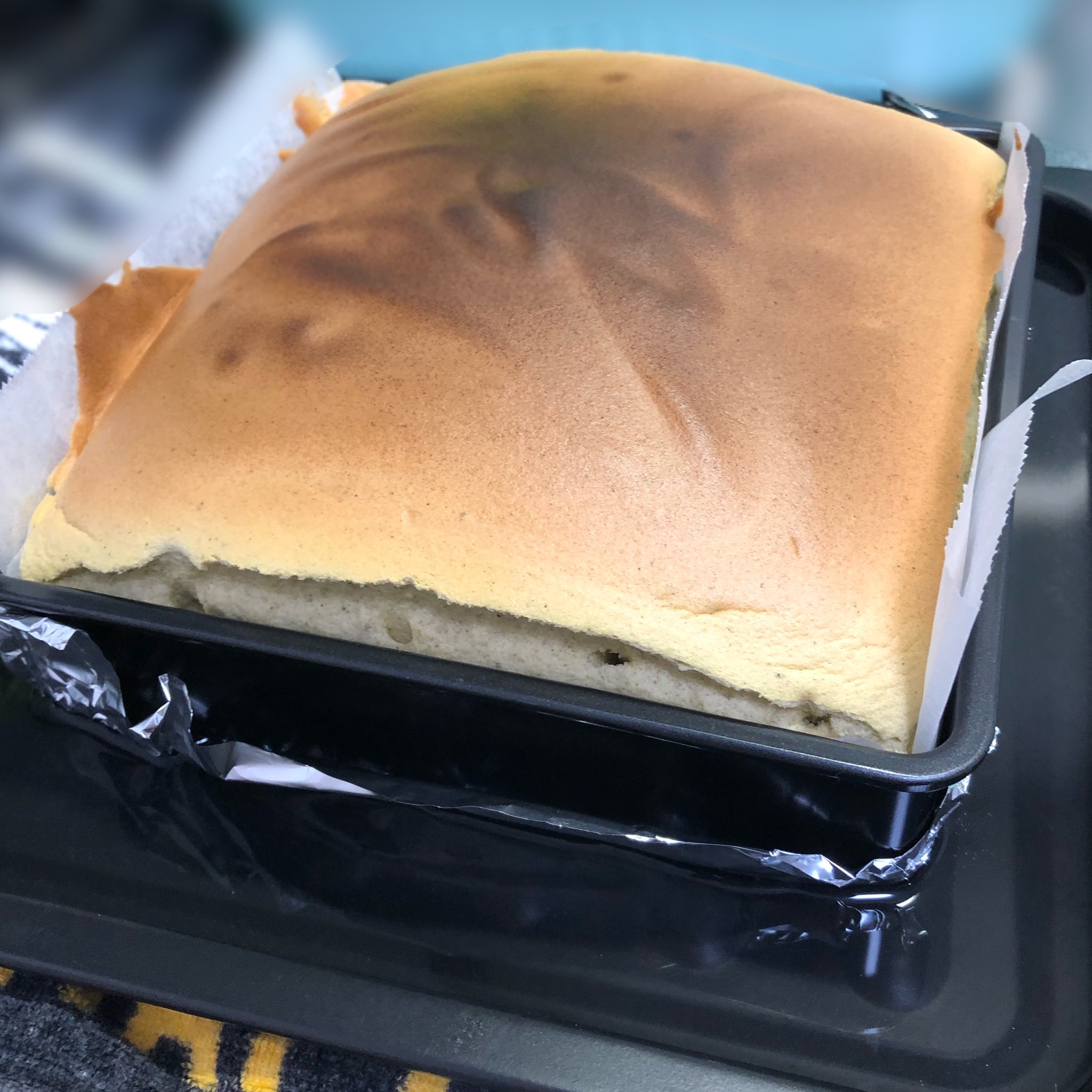 するめ Sur Twitter またちょっと焦げたねぇ 途中からアルミホイル乗せるべきなんかな 他の人の動画みたいにふるふるじゃないし でも割れなかったから良しとしよう 鍋敷きの代わりにぶろびのツアータオル敷いてる
