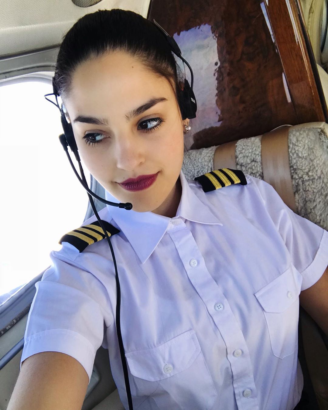 死と制服 憧れの制服姿の女性パイロットたち ネクタイをしっかり結んだ正装が凛々しいが ノーネクタイもいい T Co 1hzf2dqfvy Twitter