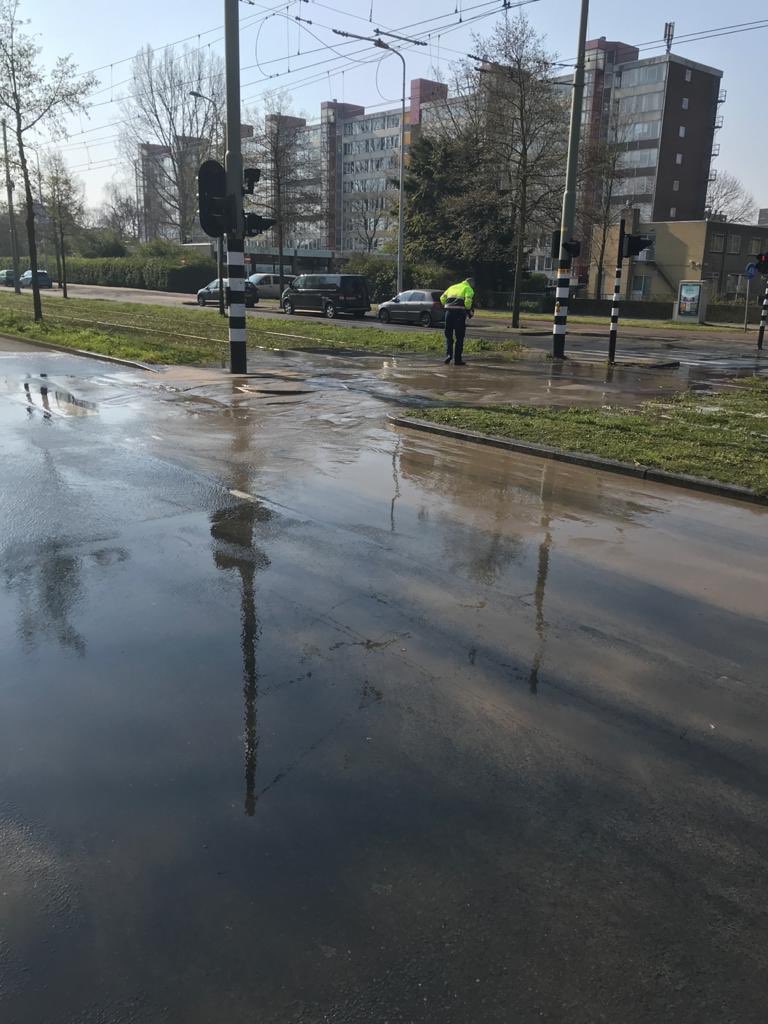 MichelHelgers's tweet photo. Door nog onbekende reden is er een lekkage ontstaan in de drinkwaterleiding op de Loevesteinlaan hoek Steenwijklaan Den Haag. De Dunea monteurs doen er alles aan de lekkage zo snel mogelijk te herstellen @dunea https://t.co/1Z6PKM0jp3