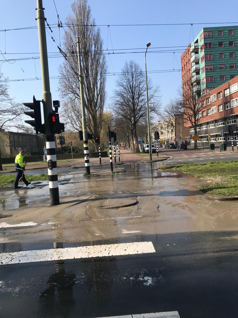 MichelHelgers's tweet photo. Door nog onbekende reden is er een lekkage ontstaan in de drinkwaterleiding op de Loevesteinlaan hoek Steenwijklaan Den Haag. De Dunea monteurs doen er alles aan de lekkage zo snel mogelijk te herstellen @dunea https://t.co/1Z6PKM0jp3