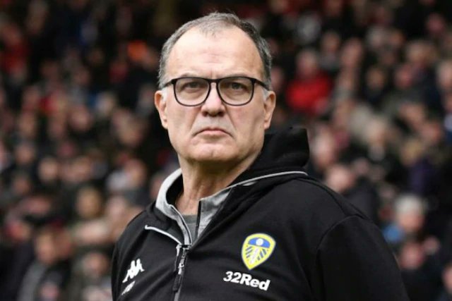 futbolretroes's tweet photo. Marcelo Bielsa y la plantilla del Leeds han puesto su sueldo a disposición del club para que los empleados cobren sus salarios. No está todo perdido en el fútbol moderno. https://t.co/LuwXHLDoBS