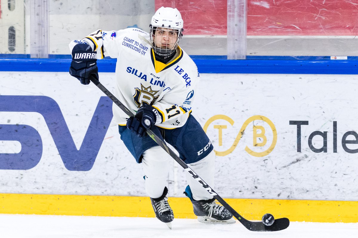 leijonat's tweet photo. C-nuorten SM-sarjan All Star -kenttä 2019–20 (1/2): Milo Marttinen (KalPa), Aron Kiviharju (TPS), Daniel Konidaris (Blues)... #kausipalkinnot #tähtikentät #CSMfi #Leijonat https://t.co/D3EaQBm4B4