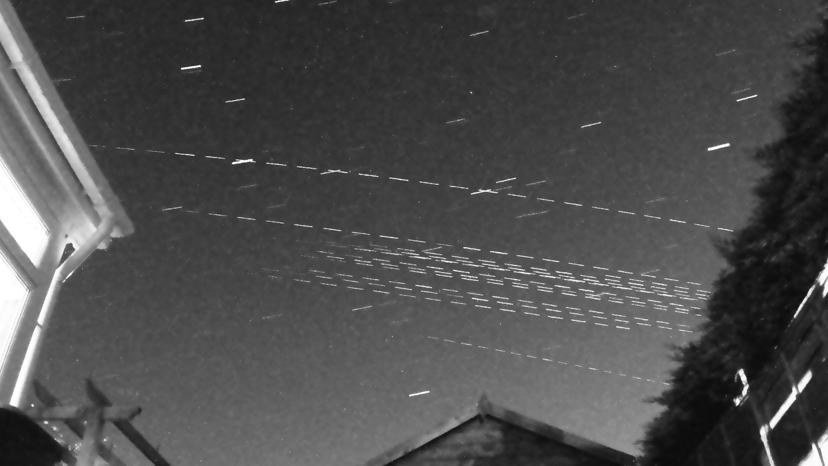 farty's tweet image. #deepskystacker stacked shot of #starlink satellites over the garden last night...⭐️