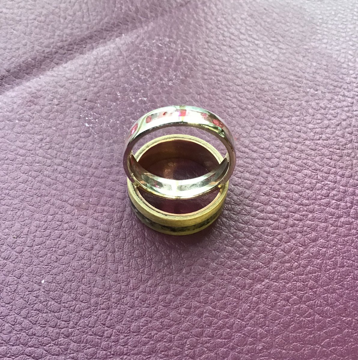 handmader777's tweet photo. シルバーリング最後の完成品です💍
こちらの依頼は、依頼者をイメージしたのものとのこと😅

写真ではわかりにくいのですが、赤の単色です✨
こちらも男性用ですが、赤しか似合わないイメージでした(^^)

こちらも嵌めたときの方が綺麗に発色します🌟

#ハンドメイド https://t.co/nV02J96Lio