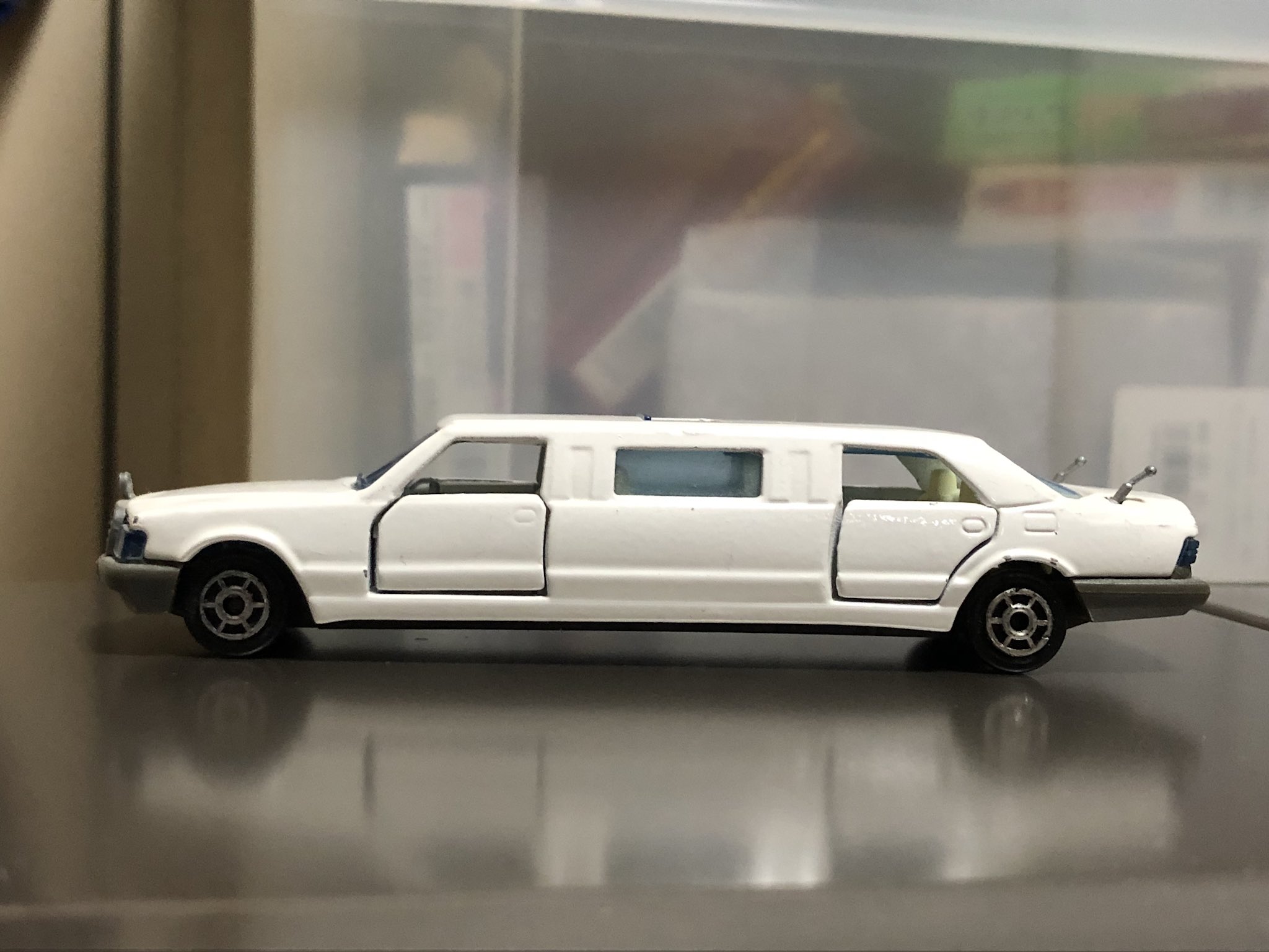 Y30vip マジョレットのメルセデス リムジン ロングシリーズでリリースされていたリムジン仕様のベンツ ベースはw124かな 画像のものはシンプルな白のバリだが シルバーや赤 柄入りの紫などもある ドアは4枚全て開閉し サンルーフも Y30vip マジョレットのメルセデス リムジン ロングシリーズでリリースされていたリムジン仕様のベンツ ベースはw124かな 画像のものはシンプルな白のバリだが シルバーや赤 柄入りの紫などもある ドアは4枚全て開閉し サンルーフも