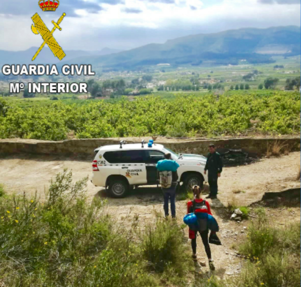 guardiacivil's tweet photo. #AsíNO❗
La @guardiacivil de #Valencia descubre varias personas realizando actividades al aire libre incumpliendo las medidas establecidas en el #estadodealarma. 2 practicando escalada en la Marxuquera de Gandia y otras dos en el interior de una furgoneta.

#QuédateEnCasa https://t.co/f3GlWV2SnZ