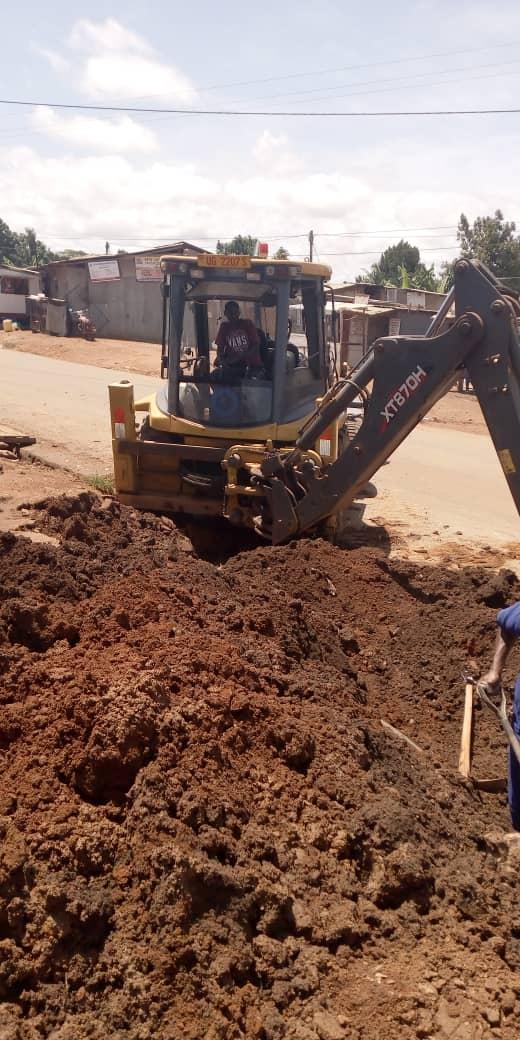 nwscug's tweet photo. Update for Mbalwa;
We have crossed Kireka Namugongo road at Agenda 2000 to tap Mbalwa onto a new DN300mm transmission main.
Pipeworks to connect to the existing system along Ndiwulira road are now underway. The area should have normal water supplies very soon. #waterman @NWSCMD https://t.co/tr7H7L0wZQ