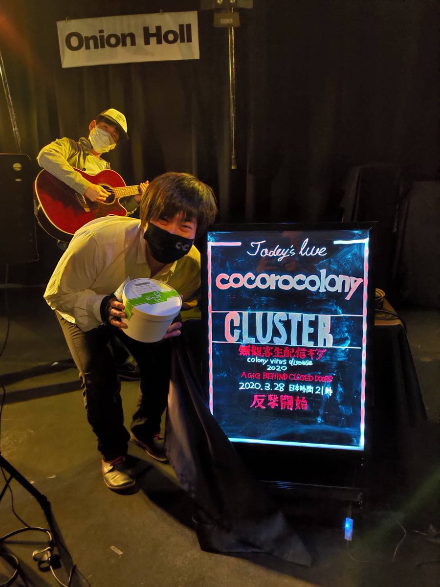 cocorocolony666's tweet photo. 北見の歌姫みんなのアイドルさきんぬ様から差し入れとしてバースデーイヴのお菓子をいただきましたよ。なんという幸福・・・。さきんぬ様ありがとうございます！！

#cocorocolony
#さきんぬ
#いっちぇりー
#ONION_HOLL
#CLUSTER https://t.co/Ol8TjTNp2D