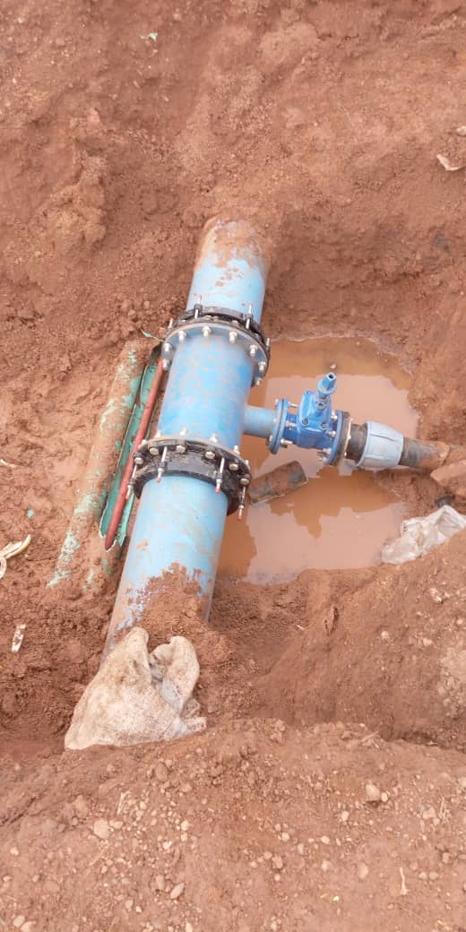 nwscug's tweet photo. Update for Mbalwa;
We have crossed Kireka Namugongo road at Agenda 2000 to tap Mbalwa onto a new DN300mm transmission main.
Pipeworks to connect to the existing system along Ndiwulira road are now underway. The area should have normal water supplies very soon. #waterman @NWSCMD https://t.co/tr7H7L0wZQ