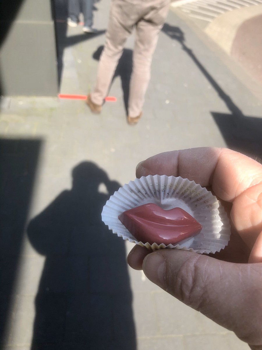 Floriandor's tweet photo. In de rij voor taartjes getrakteerd op een zoen van Arthur zelf. Dikke hug terug voor de beste banketbakker van de Melkweg en omstreken. @deRouw #crisistediepvooroppervakkigesmaak. https://t.co/uqqNvRG00z