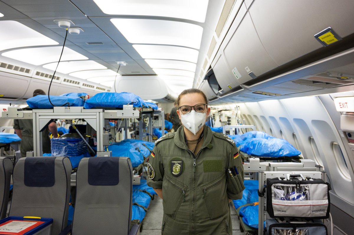 Team_Luftwaffe's tweet photo. Alle sechs Patienten sind an Bord. Gemeinsam mit @SanDstBw geht es nun zurück nach Köln. Die Patienten werde dort dann weiter in verschiedene Krankenhäuser gebracht. @GermaniaItalia #StrongerTogether #FuerEuchGemeinsamStark #COVID19 https://t.co/BYC7ry9U21
