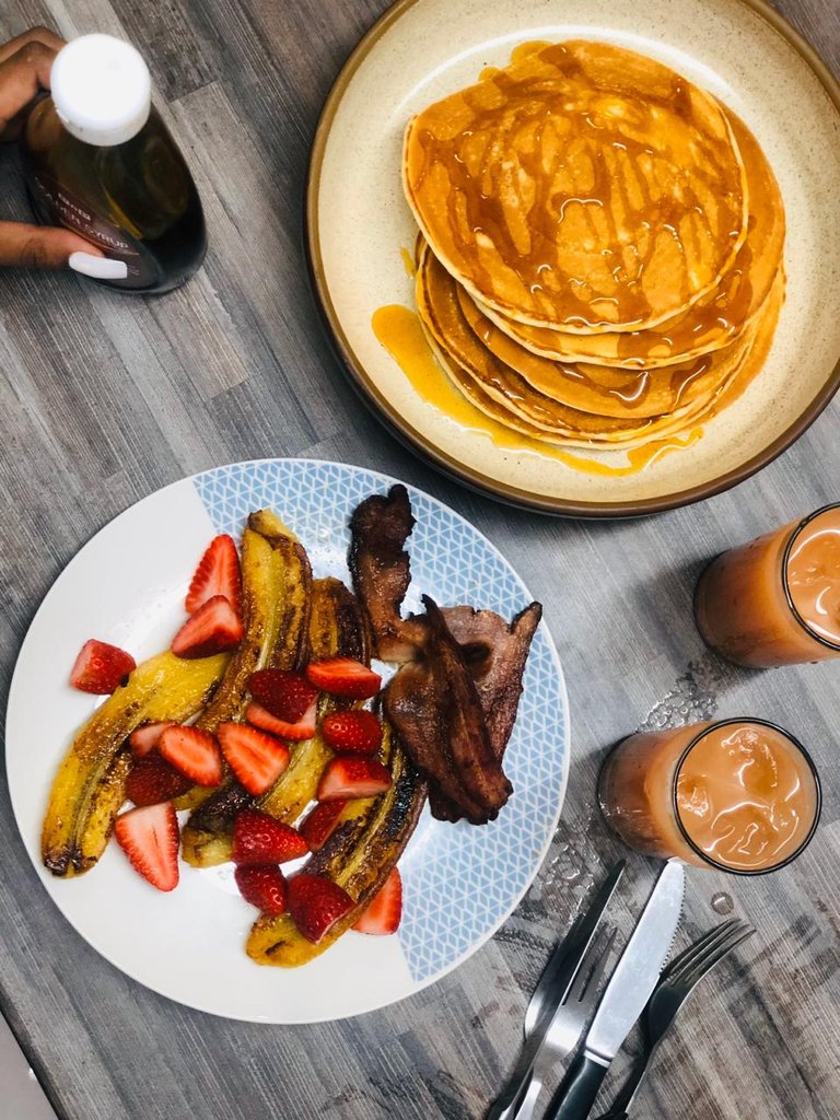 No mimosas but we still Brunch'd on a Saturday like we should American pancakes, Caramelized banana and strawberry