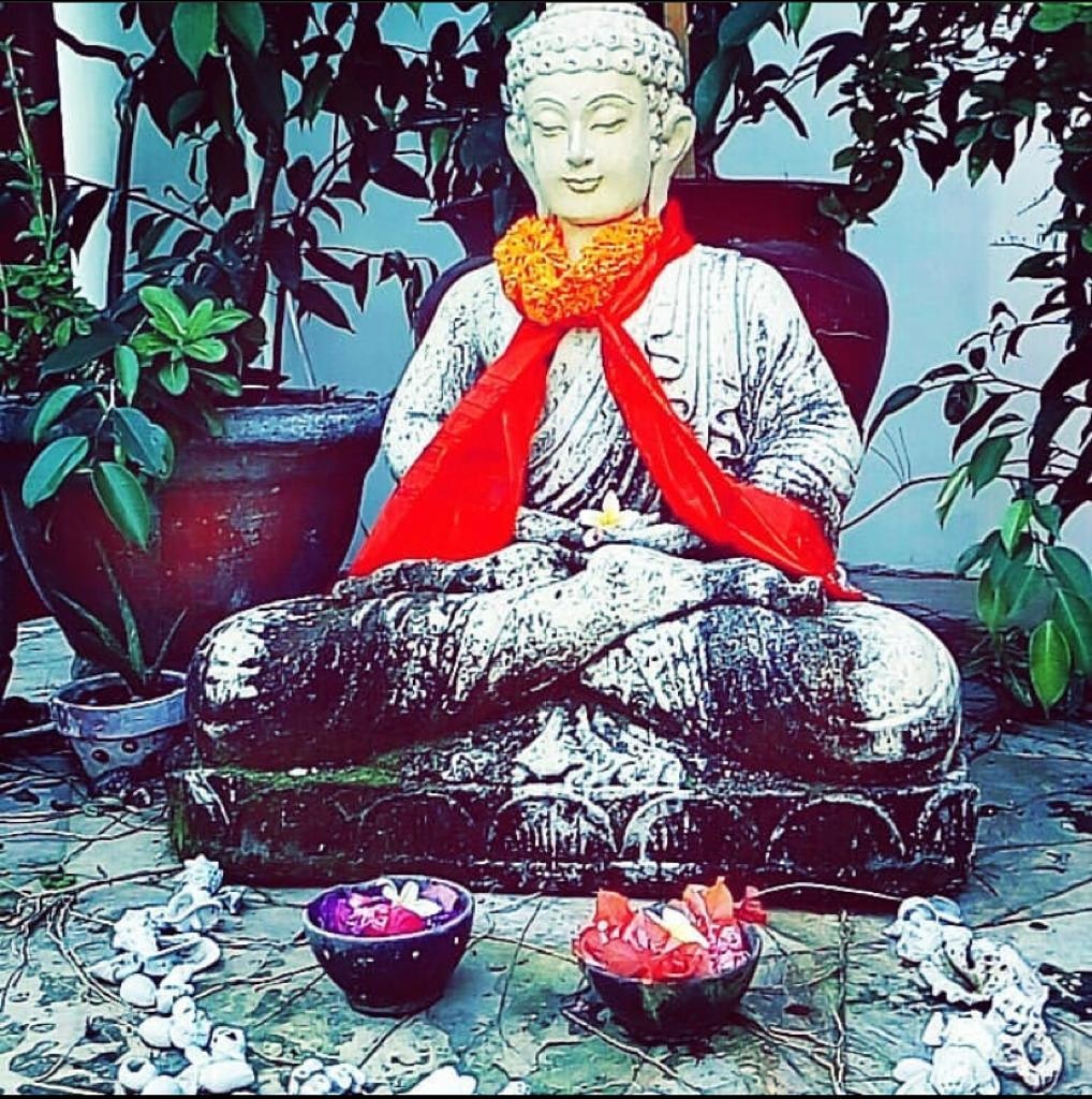 charperforms's tweet image. This morning I wanted to be at a Spa. With relaxing music, a massage and prosecco but I can't. So I brought the Spa to me. Here is a photo taken just before my firdt massage in Bali when the pants ripped over my huge batty