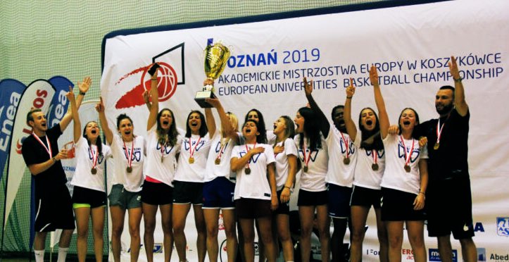 FFSportU's tweet photo. En cette période de #confinement, retour en images sur les temps forts du sport universitaire français en 2019 🇫🇷

 #FlashbackFFSU N°4 : les basketteuses de l’Université de Strasbourg décrochent leur 3ème titre de Championnes d’Europe Universitaires à Poznań (Pologne) 🏀🏆🥇 https://t.co/FvxIesDoed