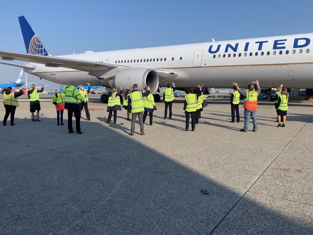 Team AMS giving a send-off to our last passenger flight for a few weeks - see you soon UA71! In the meantime, we‘ll be doing our bit to keep things moving with cargo flights. #UnitedTogether #wegotthis #SeeYouSoon  @DLCatUnited @weareunited
