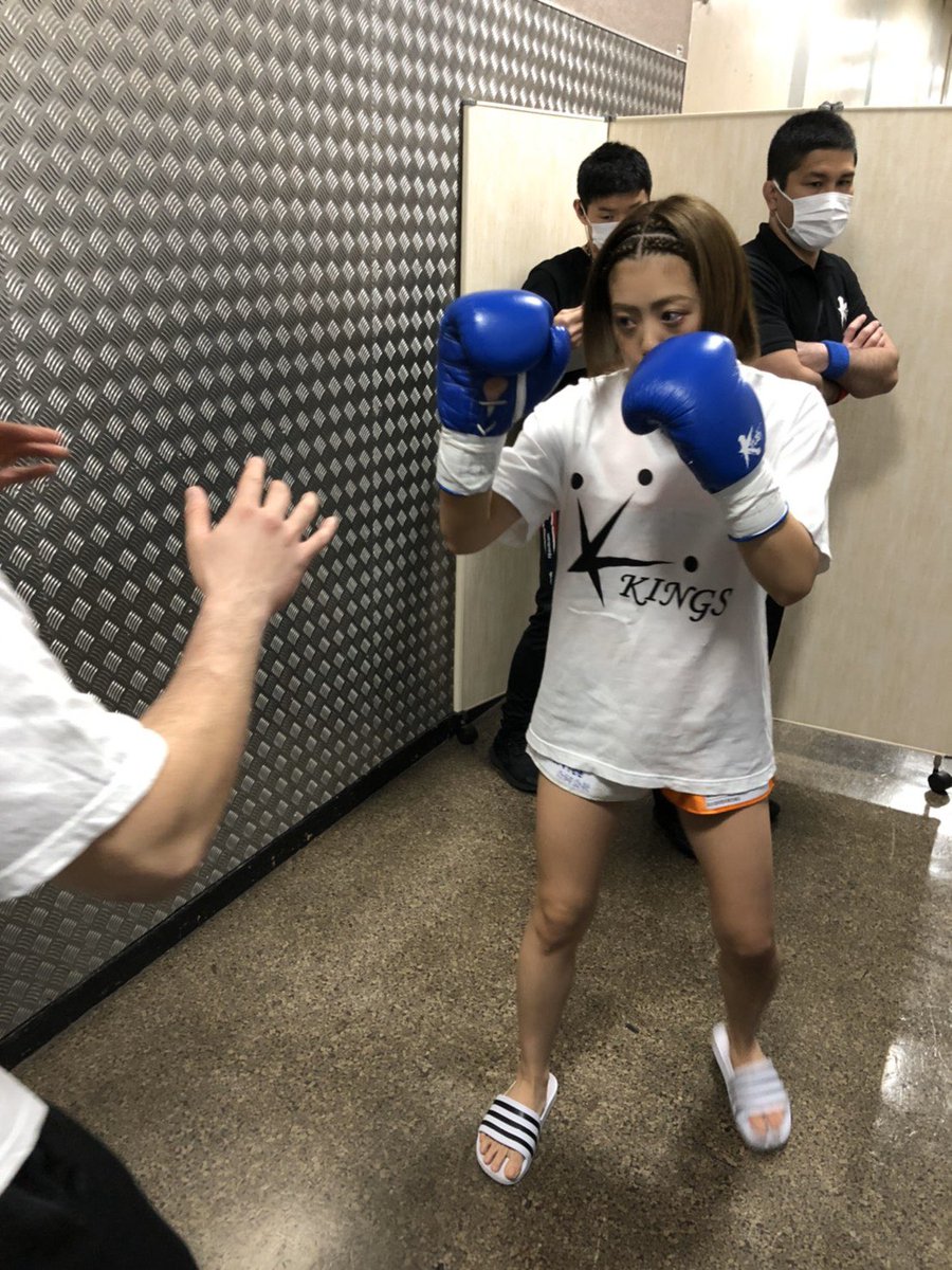 heeen517's tweet photo. プロデビュー戦
2Rにダウンを奪って判定で
何とか勝つ事が出来ました。
課題だらけです。
初めてのKrushのリングは
最高でした👏
サポートして下さった皆さん
ありがとうございました!
もっと頑張ります💪🏽 #k1_wgp
#Krush
#Krush112
#キックボクシング
#プロデビュー戦
#勝利 https://t.co/kfTERakjn6