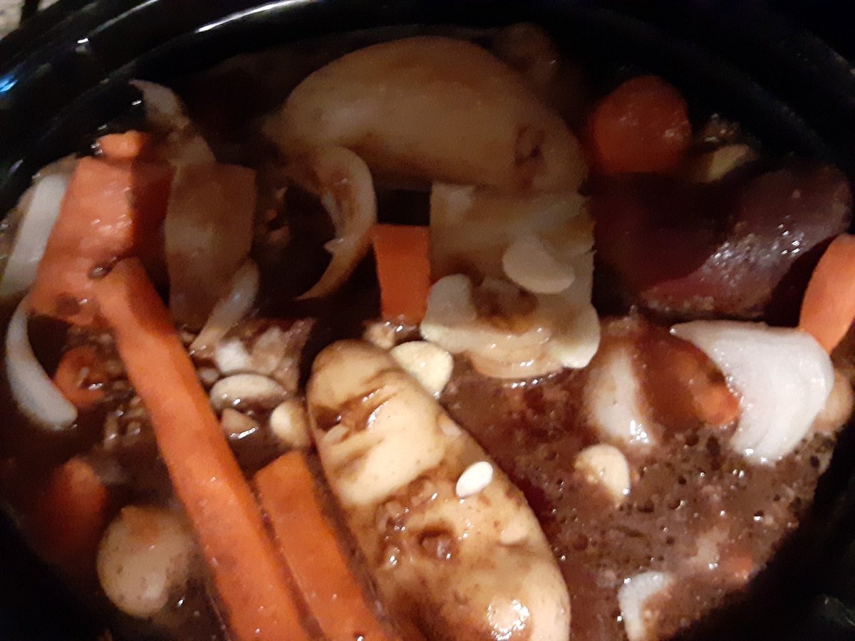 FichterTracy's tweet photo. @JohnLegere slower cooker pot roast with carrots, fingerling potatoes and lots of fresh garlic #pamshuffle https://t.co/hEf1ZFdT5w