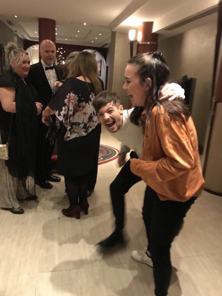 if you dont know louis tomlinson, then you must learn that it's a common thing between him and his louies to raise the middle finger up each other's faces we're all best friends dont take it seriously it's true love my dudes 