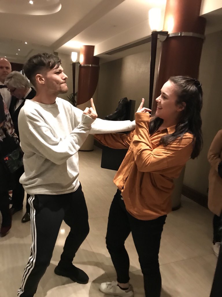 if you dont know louis tomlinson, then you must learn that it's a common thing between him and his louies to raise the middle finger up each other's faces we're all best friends dont take it seriously it's true love my dudes 