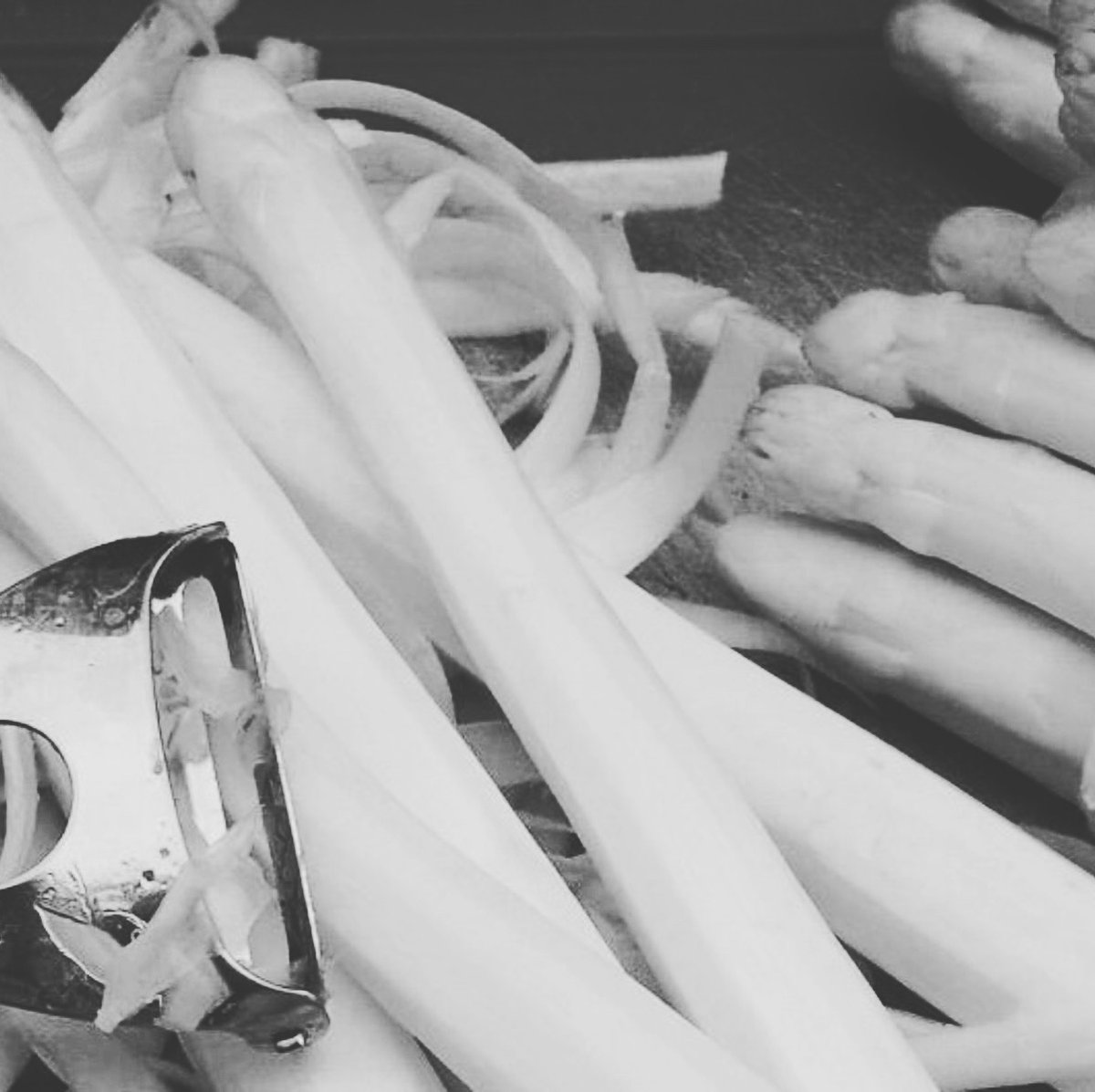 We hebben ze! Vanaf nu online te bestellen voor afhaal; Asperges!! Wees er snel bij, want Op=Op ! Link in Bio. #westerbork #restaurant #afhaalrestaurant