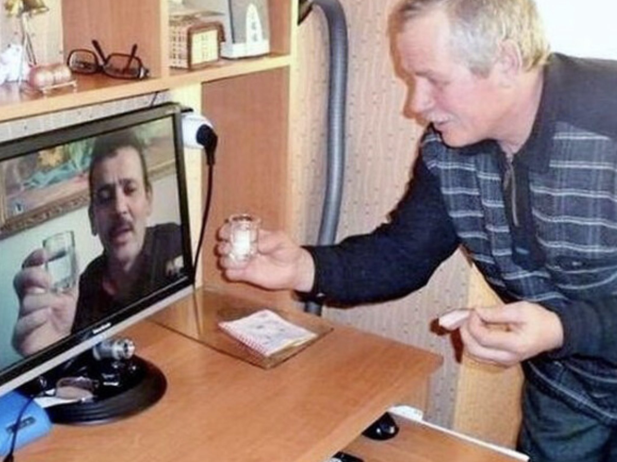 Чокается с монитором
