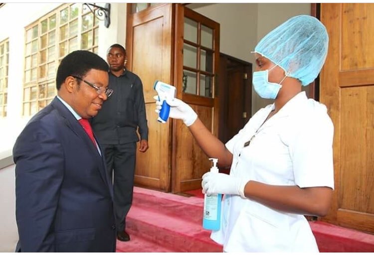 bongofive's tweet photo. #B5Updates: Waziri Mkuu, Kassim Majaliwa akipima joto la mwili wakati alipowasili ofisini kwake DSM kupokea michango kutoka kwa wadau mbalimbali kwa ajili ya mapambano dhidi ya ugonjwa wa CORONA, Machi 28, 2020. https://t.co/SEPH0eXGMx
