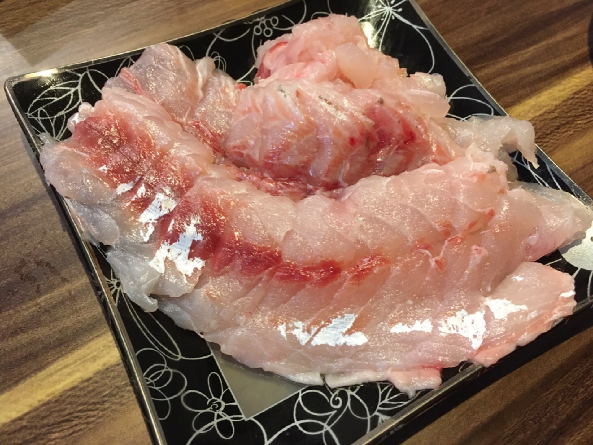 ほねまる 鯵開いて塩焼きと カマスはお刺身にした カマスって脂すごいね 美味しかった W カマス三枚おろしした時の骨の部分と頭は焼いて食べたよ T Co Zuftateabc Twitter
