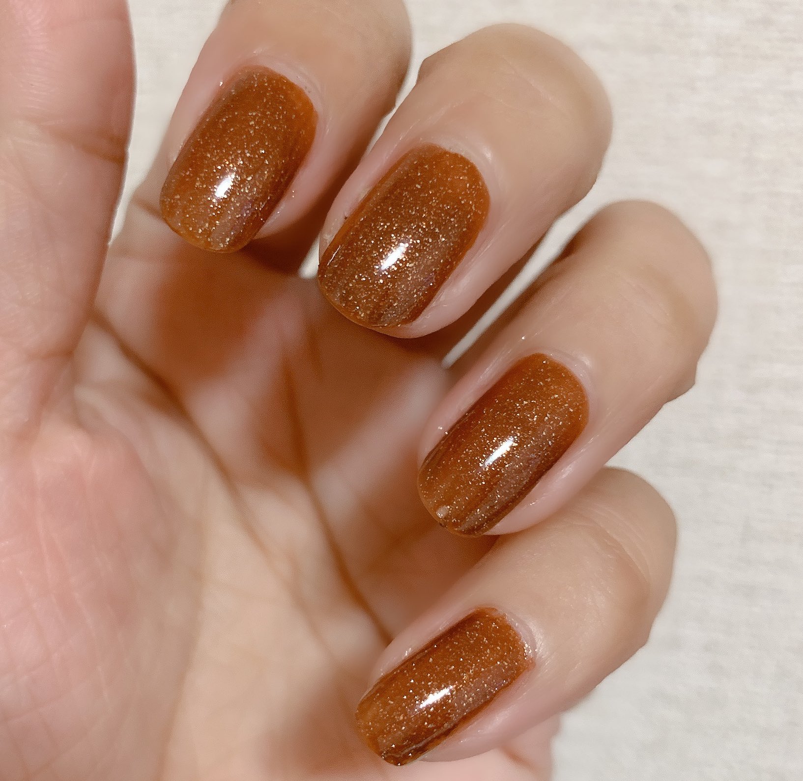 くろねこ 春だけど琥珀や石系のネイルを見かけると飛びついてしまう カラークラブのd237というお色です 初めましてネイル 去年のthreeの琥珀ネイルを彷彿とさせるな と思っているのだけどどうかな こちらの方がブラウンが深いかな 1 2枚目は2度塗り 3