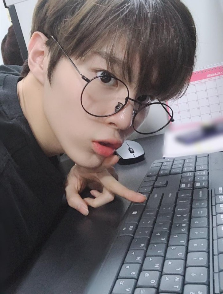 IDOL_GLASSES_S's tweet photo. 50. 업텐션-김우석
 
"안경이 생얼이�� 아니든 이렇게 잘 어울릴 수 없고 우석이를 위해 안경이 존재하는 것 같아요ㅠㅠ"

솔직히 조금 언제 나오실까 기다리고 있었슴다ㅎㅎ 잘생교써!! https://t.co/HkQ1zJVoyE