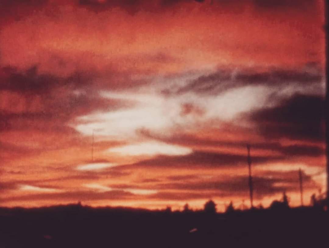 StephenBroomer's tweet photo. Sunsets, school formals, flying RC airplanes. #homemovies #prelingerarchives #sunset https://t.co/RPdpiS0TAw
